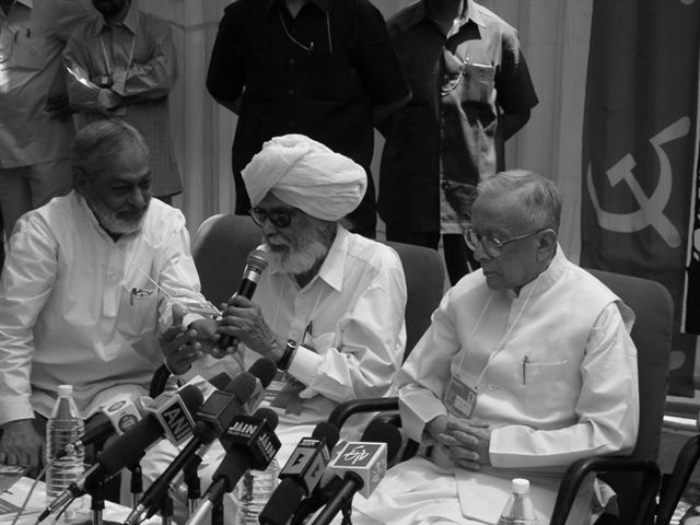 Harikishan Singh Surjeet and Jyoti Basu in a press meet