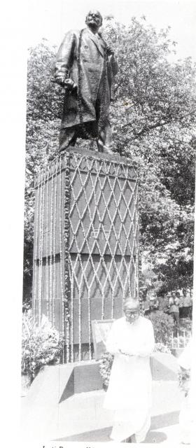 Jyoti Basu walking out after placing the wreath at Lenin Statue