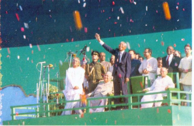 A historic reception was organised by the State Government to honour Nelson Mandela at Netaji Indoor Stadium. 