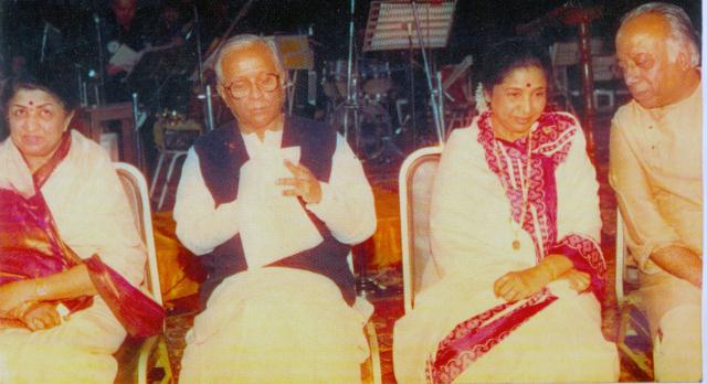 Basu at a function to celebrate 300 years of Calcutta. On his right Lata Mangeshkar and on left Asha Bhonsle and R.P. Goenka