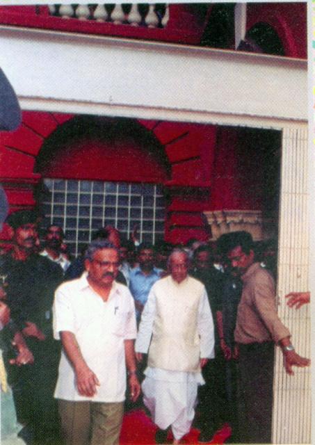 Jyoti basu leaving Writers' Building for the last time as Chief Minister